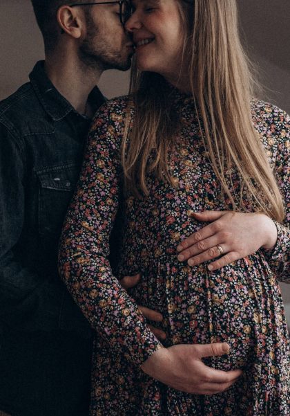 abybauchfotos, Babybauchfotografie, Babybauchfotograf, Babybabuchfotografin, Schwangerschaftsbilder, Schweinfurt, Würzburg, Bamberg, Babybauch Fotos, Geschenke zur Geburt, Baby Shower, Geschenke zur Weihnachten, Babybauch Bilder alleine, Babybauchbilder mit Kinder, Familienbilder, Neugeborenenfotos, Babyparty, Genderreveal, Gutschein zur Geburt, Gutschein zur Schwangerschaft, Schwangerschaft, Hebamme Schweinfurt, Hebamme Würzburg, Kinderarzt Schweinfurt, Kinderarzt Würzburg, Schwangerschaftsbilder mit Kind und Partner, Schwangerschaftskleider, Schwangerschaftsbilder, Schwangerschaftsfotos, Babybauchshooting, Geschenkidee Baby, hochwertige Bilder, ästhetische Babybauchbilder, Babybilder Zuhause, Homestory Schweinfurt, Homestory Würzburg, Gutschein zur Babyparty, Shooting Baby, Shooting Babybauch, Familienshooting, Familienbilder, Homestory Reportagen, Geburtsreportagen, Wochenbettreportagen, Schawangerschaftsshooting mit Partner und Geschwister, Gutschein Shooting Schweinfurt, Gutscheinshooting Würzburg, Unterfranken, Bamberg, Hassfurt, Volkach,
