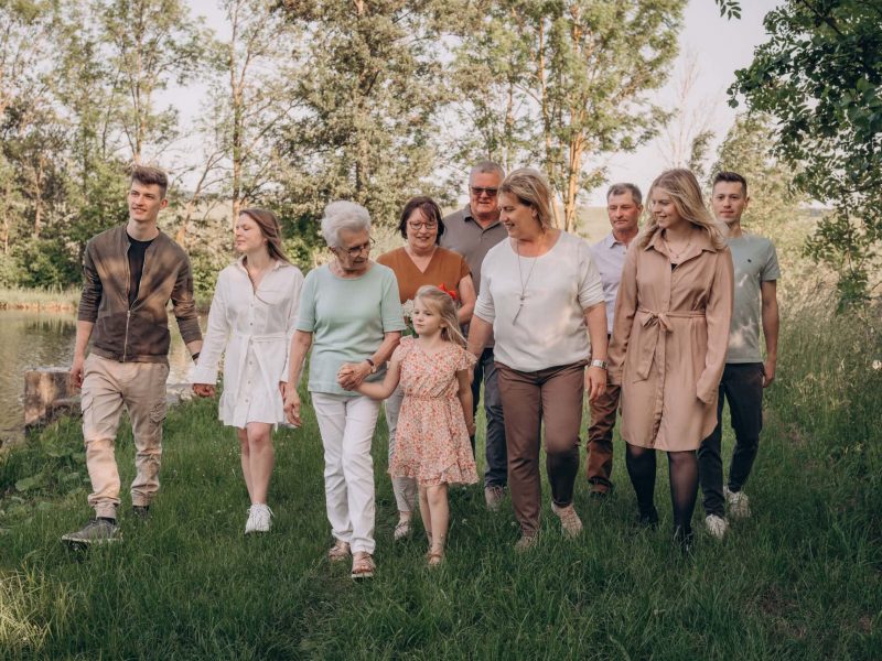 Familienfotos, Familienbilder, Familienbilder mit Oma und Opa, Generationenshooting, Mehrgenerationenshooting, Uroma und Enkelin Fotos, Familienshooting, Familienshoot, Familienfotografie, Familienfotograf, Familienfotografin, natürliche Familienfotos, natürliche Familienbilder, ungestellte Familienbilder, authentische Familienfotos, Familienfotos mit Kleinkind, Familienfotos Zuhause, Familienreportagen, Fotoreportagen, Gutschein zum Verschenken, Familienfotosgutschein, Familienfotos Schweinfurt, Familienfotos Würzburg, Familienfotos in Schweinfurt und Umgebung, Familienbilder in Würzburg und Umgebung, hochwertige Familienfotos, Familienhomestory Schweinfurt, Familienhomestory Würzburg, Würzburg, Unterfranken, Bamberg, Hassfurt, Volkach, Bergrheinfeld, Grafenrheinfeld, Fotografin für Familienbilder, Fotografin für Familienfotos, Bilder in der Natur, Familienbilder in der Natur