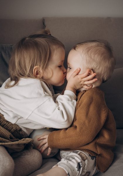 Familienfotos, Familienbilder, Familienbilder mit Oma und Opa, Generationenshooting, Mehrgenerationenshooting, Uroma und Enkelin Fotos, Familienshooting, Familienshoot, Familienfotografie, Familienfotograf, Familienfotografin, natürliche Familienfotos, natürliche Familienbilder, ungestellte Familienbilder, authentische Familienfotos, Familienfotos mit Kleinkind, Familienfotos Zuhause, Familienreportagen, Fotoreportagen, Gutschein zum Verschenken, Familienfotosgutschein, Familienfotos Schweinfurt, Familienfotos Würzburg, Familienfotos in Schweinfurt und Umgebung, Familienbilder in Würzburg und Umgebung, hochwertige Familienfotos, Familienhomestory Schweinfurt, Familienhomestory Würzburg, Würzburg, Unterfranken, Bamberg, Hassfurt, Volkach, Bergrheinfeld, Grafenrheinfeld, Fotografin für Familienbilder, Fotografin für Familienfotos